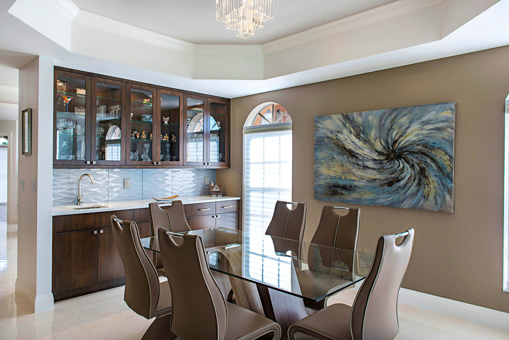 Immagine di una sala da pranzo aperta verso il soggiorno minimalista di medie dimensioni con pareti marroni, pavimento in gres porcellanato e pavimento bianco