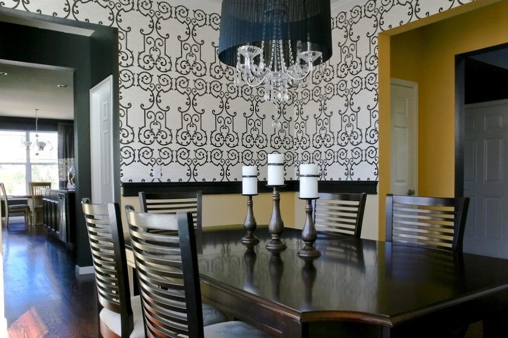 Immagine di una sala da pranzo minimal di medie dimensioni con pareti multicolore, parquet scuro e pavimento marrone