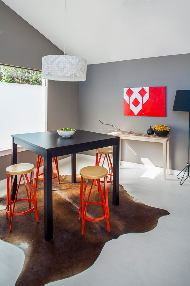 Ispirazione per una piccola sala da pranzo minimalista con pareti grigie, pavimento in legno verniciato e nessun camino