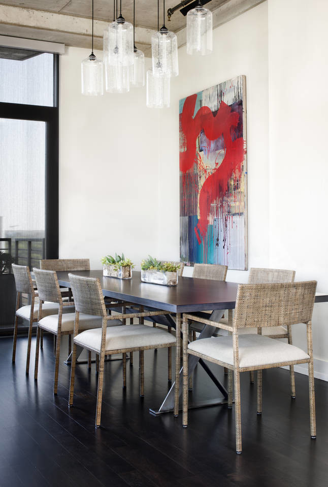 Ispirazione per una sala da pranzo aperta verso la cucina design di medie dimensioni con pareti beige e parquet scuro