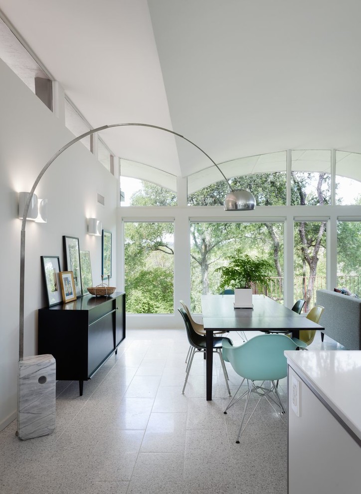 Идея дизайна: гостиная-столовая в стиле ретро с белыми стенами и полом из керамической плитки