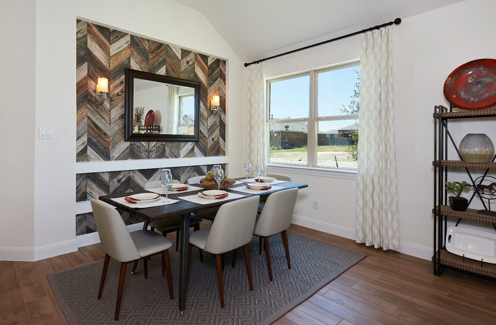 Idee per una sala da pranzo aperta verso la cucina contemporanea di medie dimensioni con pareti beige, pavimento in legno massello medio e pavimento marrone