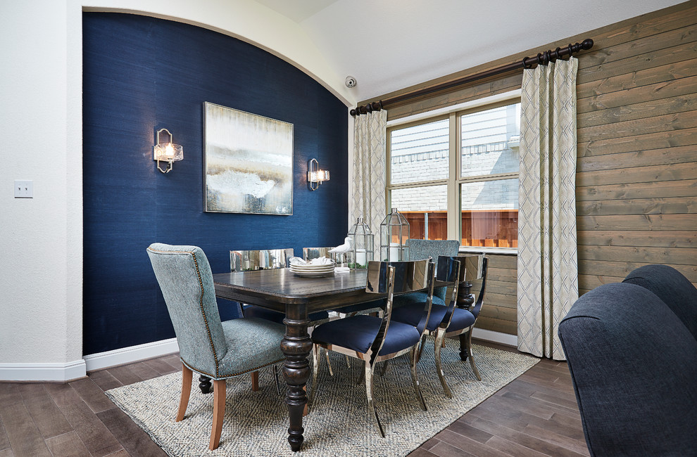 Réalisation d'une salle à manger ouverte sur la cuisine design de taille moyenne avec un mur bleu, parquet foncé et un sol marron.