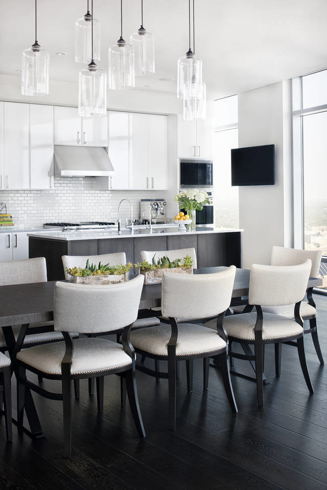 Inspiration pour une salle à manger ouverte sur la cuisine design de taille moyenne avec un mur blanc.
