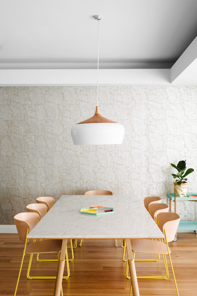 Esempio di una sala da pranzo aperta verso la cucina design di medie dimensioni con pavimento in legno massello medio