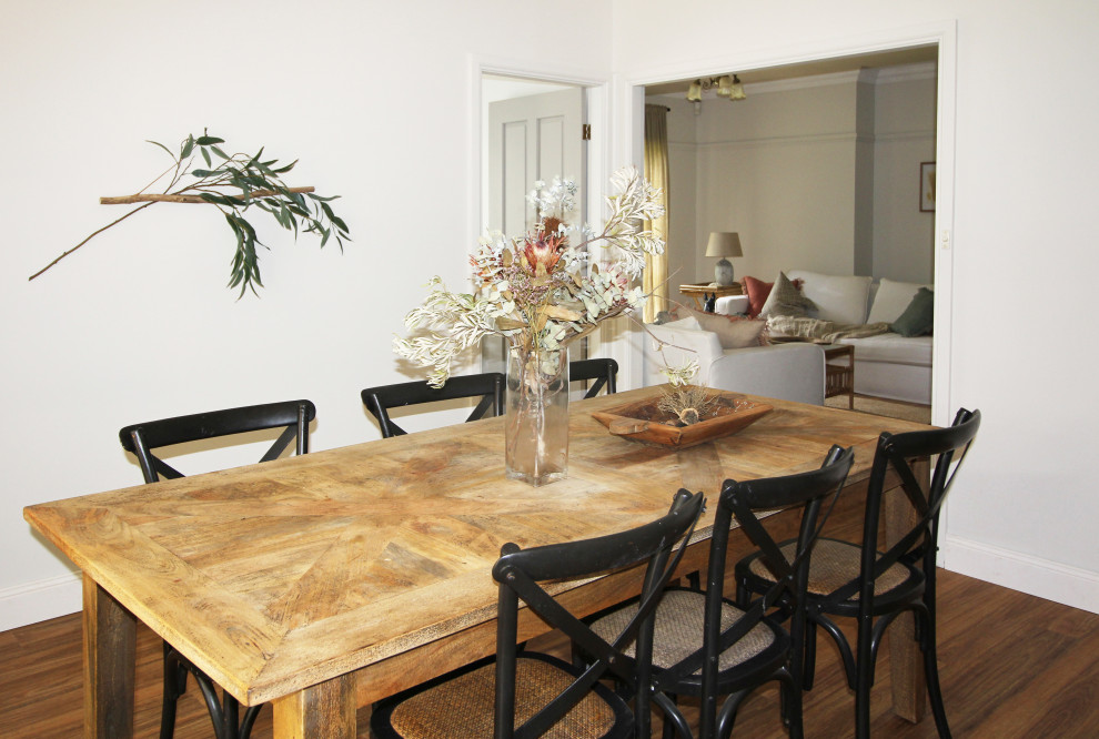Ejemplo de comedor clásico renovado pequeño cerrado con paredes blancas, suelo de madera en tonos medios y suelo marrón