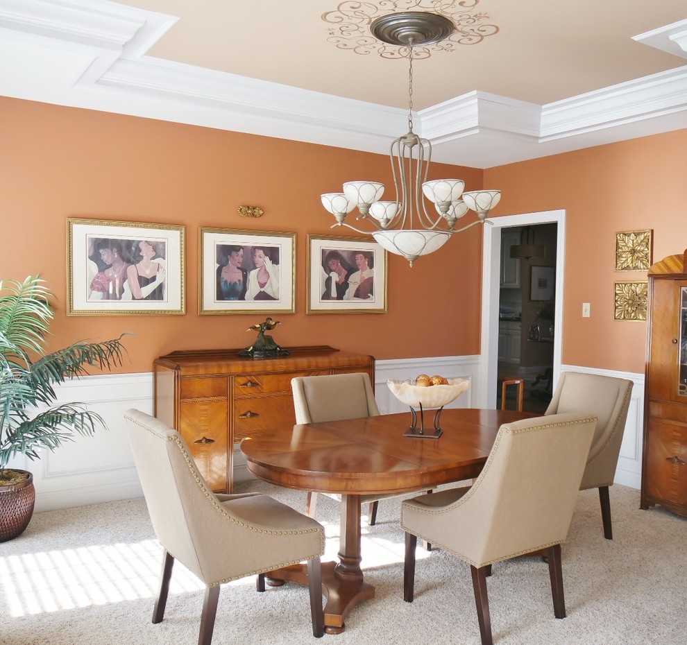 Immagine di una sala da pranzo aperta verso la cucina classica di medie dimensioni con pareti arancioni, moquette e nessun camino