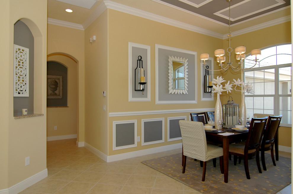 Immagine di una sala da pranzo aperta verso il soggiorno contemporanea con pareti multicolore, pavimento con piastrelle in ceramica e nessun camino