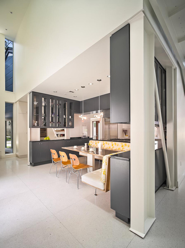 Пример оригинального дизайна: большая кухня-столовая в стиле модернизм с полом из линолеума и белыми стенами
