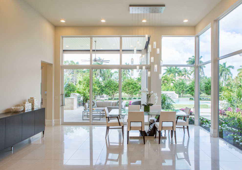 Inspiration pour une grande salle à manger design fermée avec un mur beige et un sol en carrelage de porcelaine.