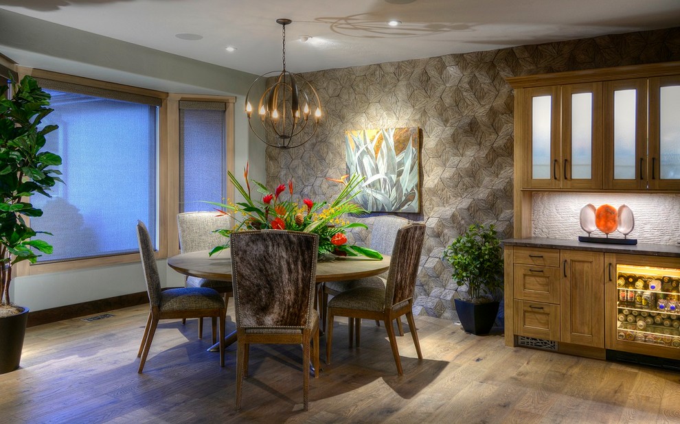 Inspiration pour une salle à manger ouverte sur le salon minimaliste de taille moyenne avec un mur beige, aucune cheminée, parquet clair et un manteau de cheminée en béton.