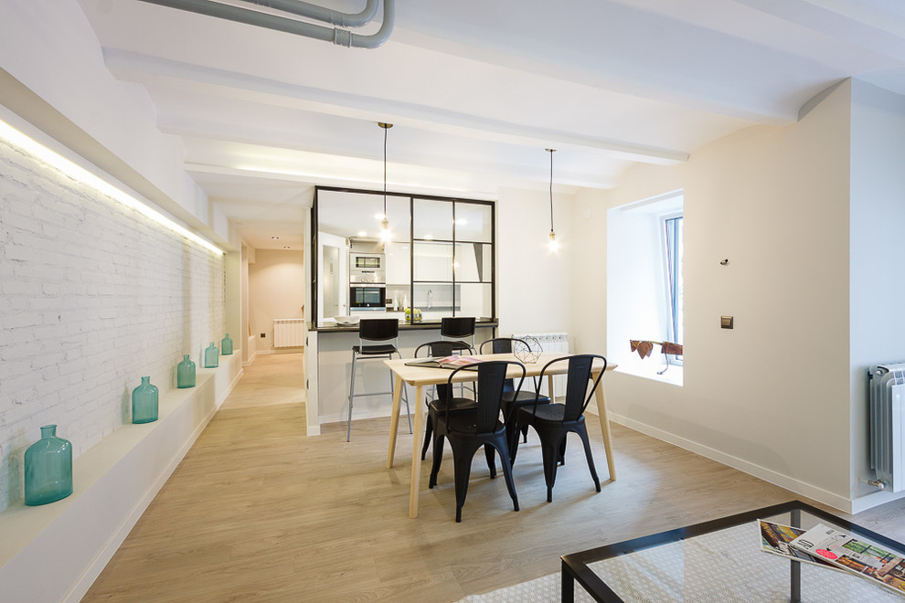 Стильный дизайн: гостиная-столовая среднего размера в современном стиле с светлым паркетным полом - последний тренд