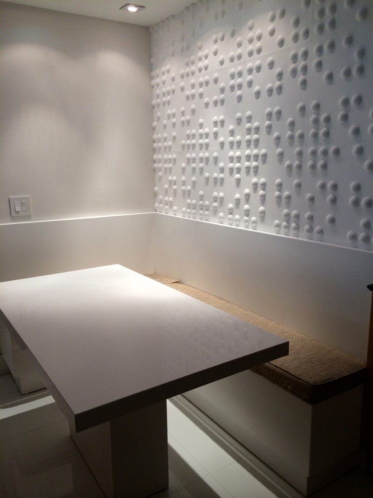 Esempio di una sala da pranzo aperta verso il soggiorno minimalista di medie dimensioni con pareti bianche, pavimento in marmo, nessun camino e pavimento bianco