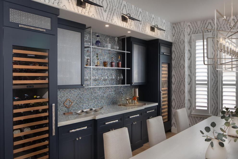 Diseño de comedor de cocina clásico renovado de tamaño medio con paredes grises, suelo de madera clara y suelo beige