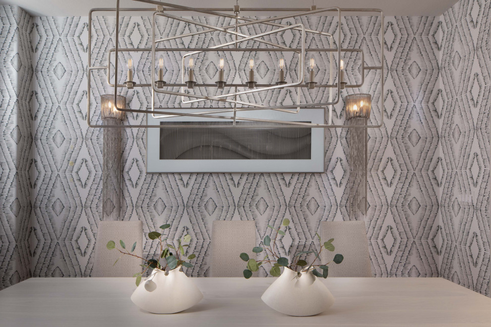 Идея дизайна: кухня-столовая среднего размера в стиле неоклассика (современная классика) с серыми стенами, светлым паркетным полом и бежевым полом