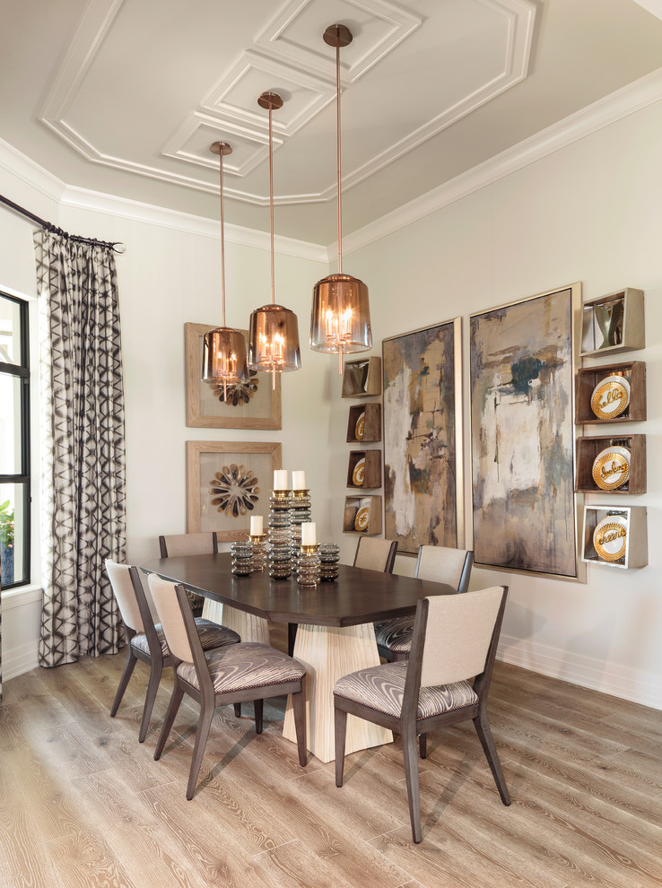 Exemple d'une salle à manger ouverte sur le salon chic de taille moyenne avec un mur gris, parquet clair et un sol beige.