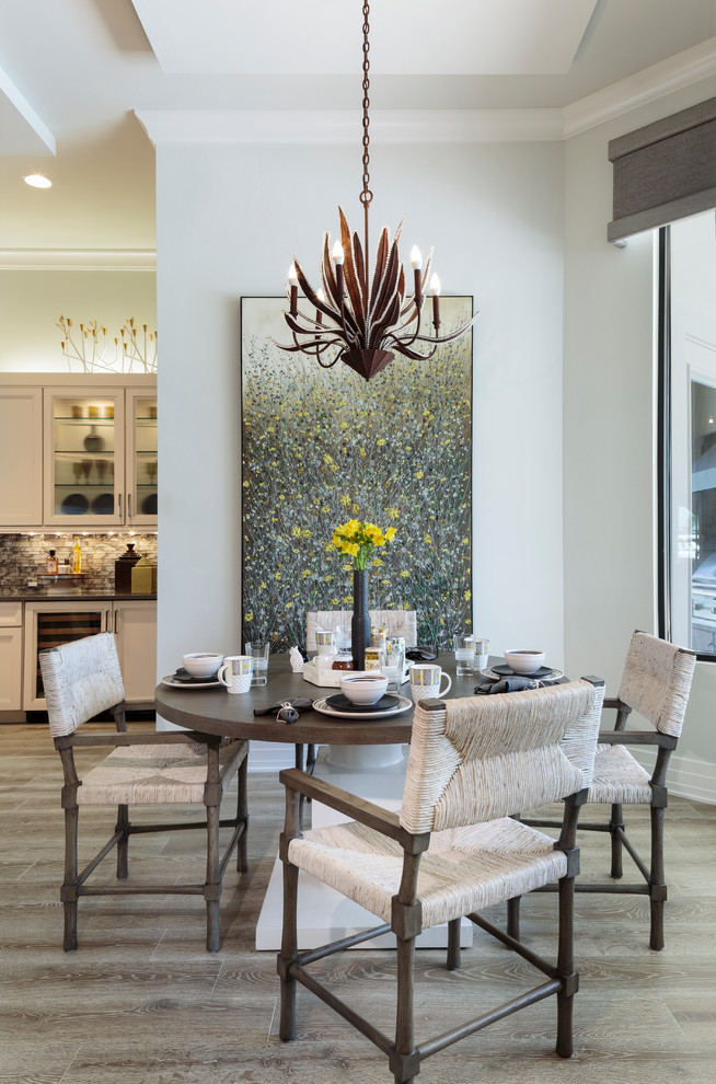 Immagine di una piccola sala da pranzo aperta verso la cucina tradizionale con pareti grigie, parquet chiaro e pavimento beige