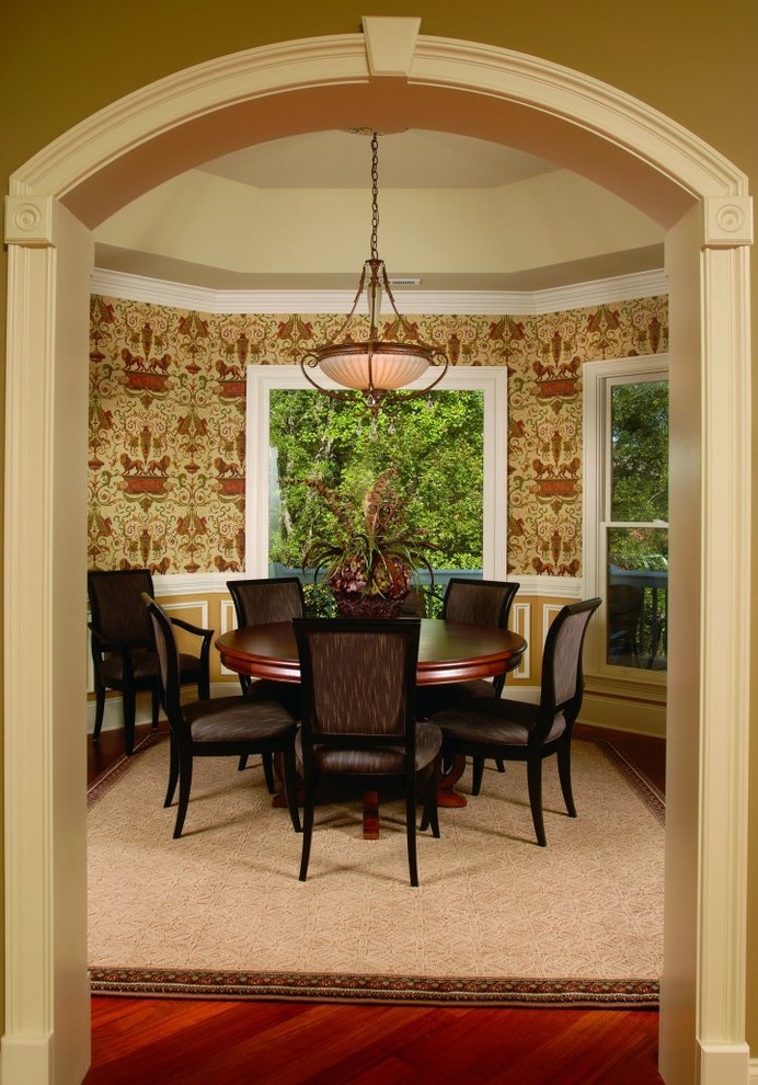 Esempio di una sala da pranzo chic chiusa e di medie dimensioni con pareti multicolore e pavimento in legno massello medio