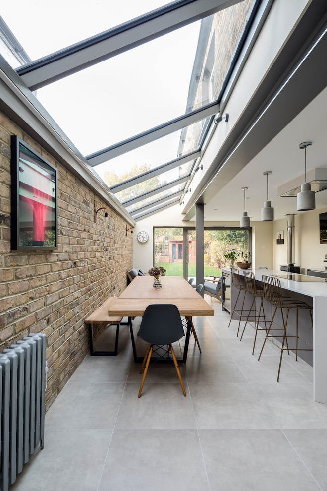 Mittelgroße Moderne Wohnküche ohne Kamin mit grauem Boden in London