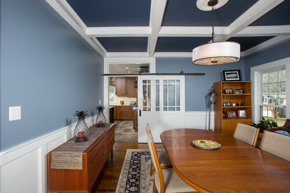 Inspiration för ett mellanstort vintage kök med matplats, med blå väggar och mellanmörkt trägolv