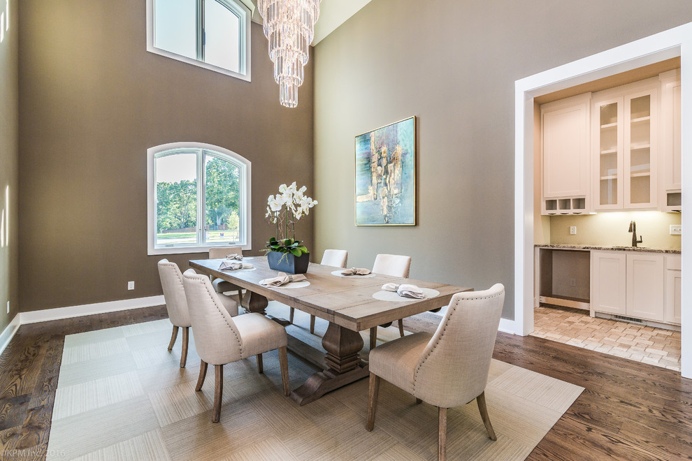 Idée de décoration pour une grande salle à manger ouverte sur la cuisine tradition avec un mur beige, un sol en bois brun et un sol marron.
