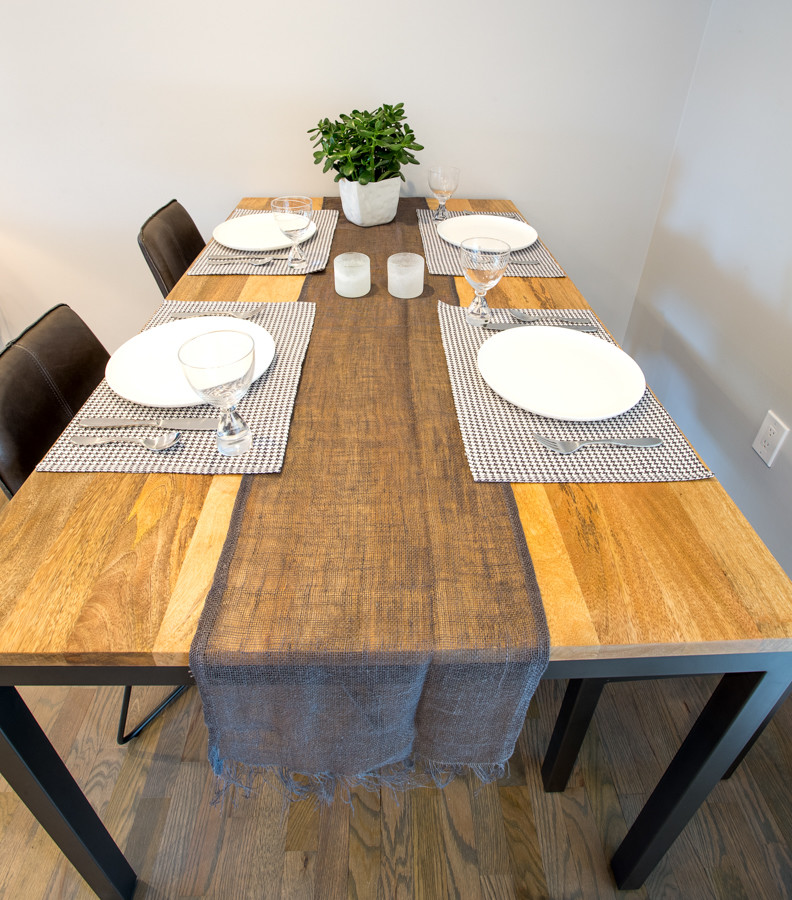 Imagen de comedor rústico de tamaño medio con paredes grises y suelo de madera en tonos medios