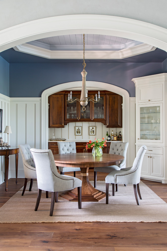 Foto di una sala da pranzo tradizionale chiusa e di medie dimensioni con pareti blu e pavimento in legno massello medio