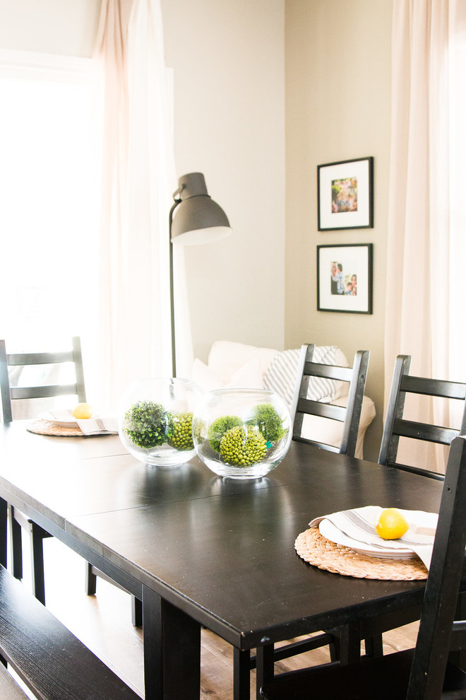 Idee per una sala da pranzo aperta verso il soggiorno tradizionale di medie dimensioni con pareti grigie, pavimento in laminato e pavimento marrone