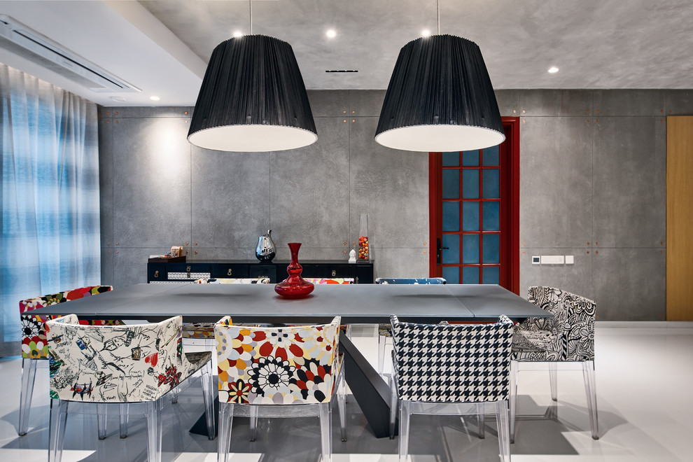Immagine di una sala da pranzo aperta verso il soggiorno design con pareti grigie e pavimento bianco