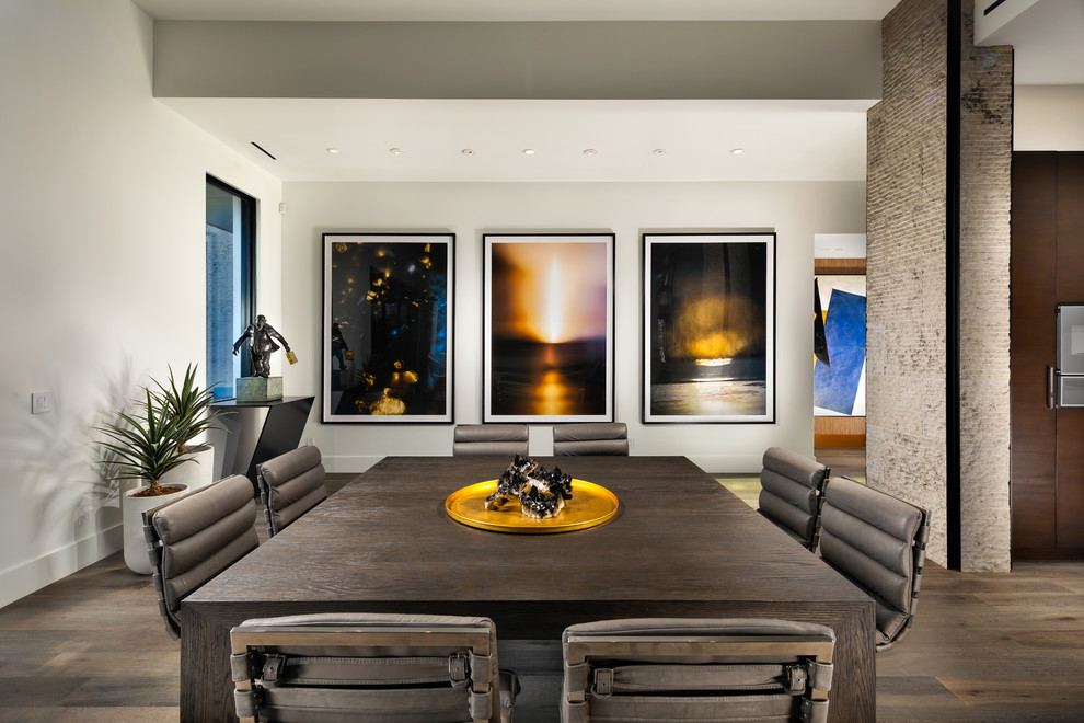 Immagine di una grande sala da pranzo aperta verso il soggiorno minimal con pareti bianche, parquet scuro e pavimento marrone