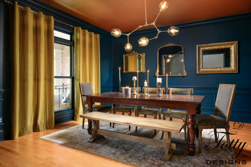 Idee per una grande sala da pranzo classica chiusa con pareti blu, pavimento in legno massello medio e boiserie
