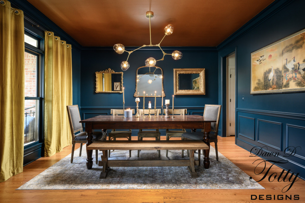 Источник вдохновения для домашнего уюта: отдельная столовая в стиле неоклассика (современная классика) с синими стенами, паркетным полом среднего тона и панелями на стенах