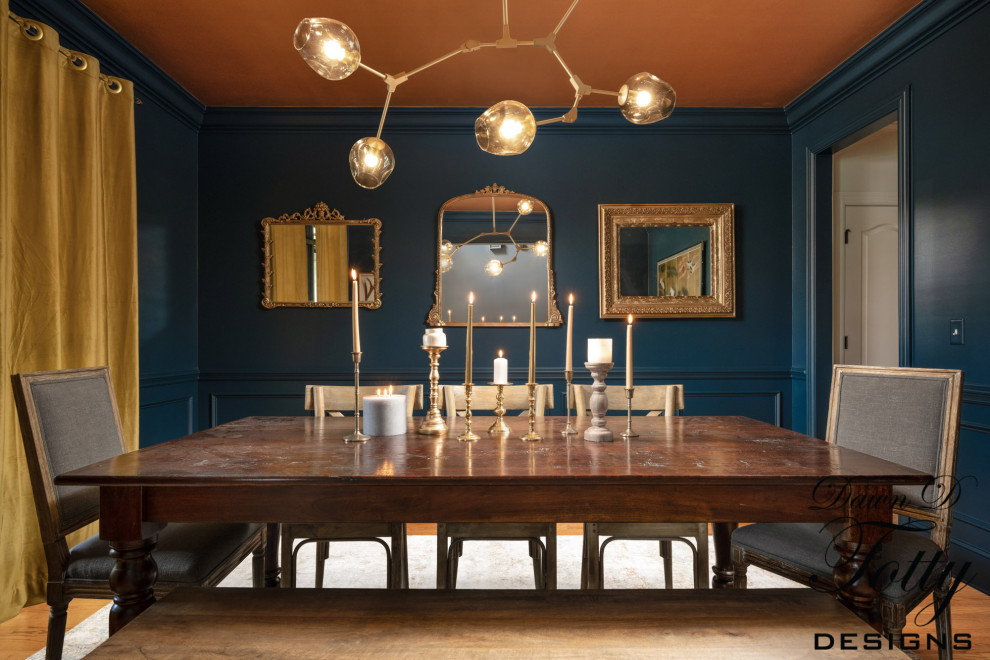 Diseño de comedor tradicional renovado grande cerrado con paredes azules, suelo de madera en tonos medios y boiserie