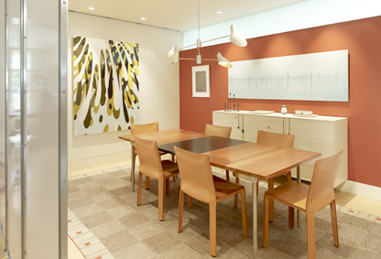 Bild på en mellanstor funkis separat matplats, med flerfärgade väggar och ljust trägolv