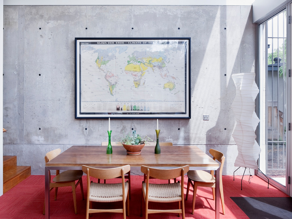 Стильный дизайн: столовая в современном стиле с серыми стенами, ковровым покрытием и красным полом - последний тренд