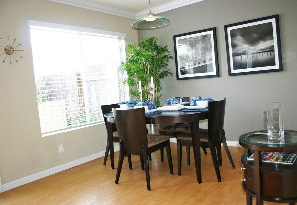 Cette photo montre une salle à manger tendance avec un sol en vinyl et un mur gris.