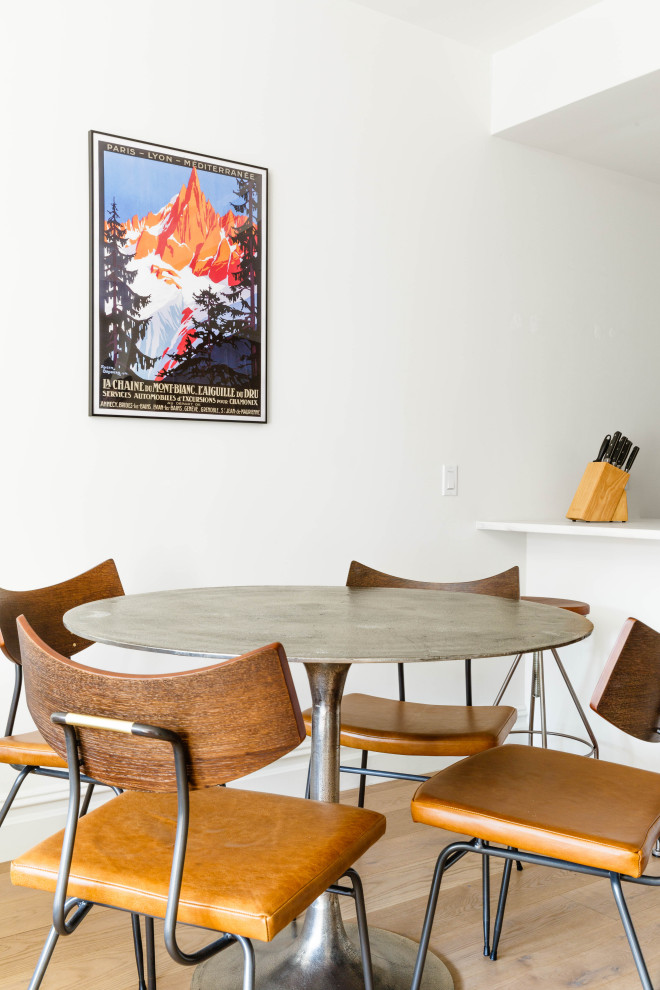 Aménagement d'une salle à manger ouverte sur la cuisine moderne de taille moyenne avec un mur blanc, parquet clair, aucune cheminée, un sol beige et un plafond à caissons.