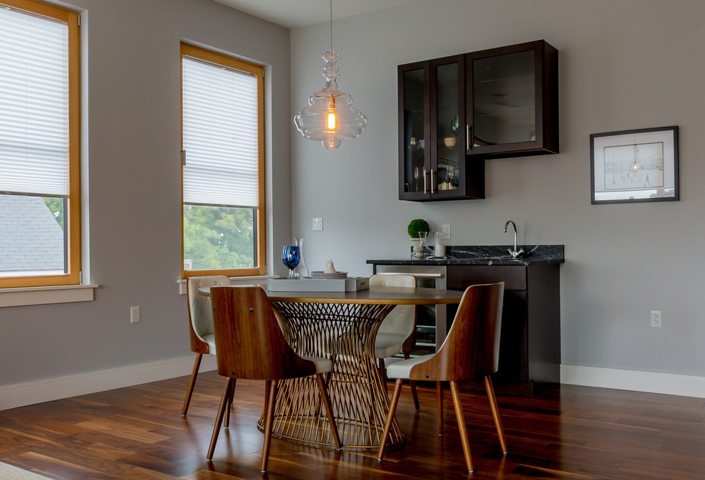 Cette photo montre une petite salle à manger ouverte sur la cuisine tendance avec un mur beige, un sol en bois brun et aucune cheminée.