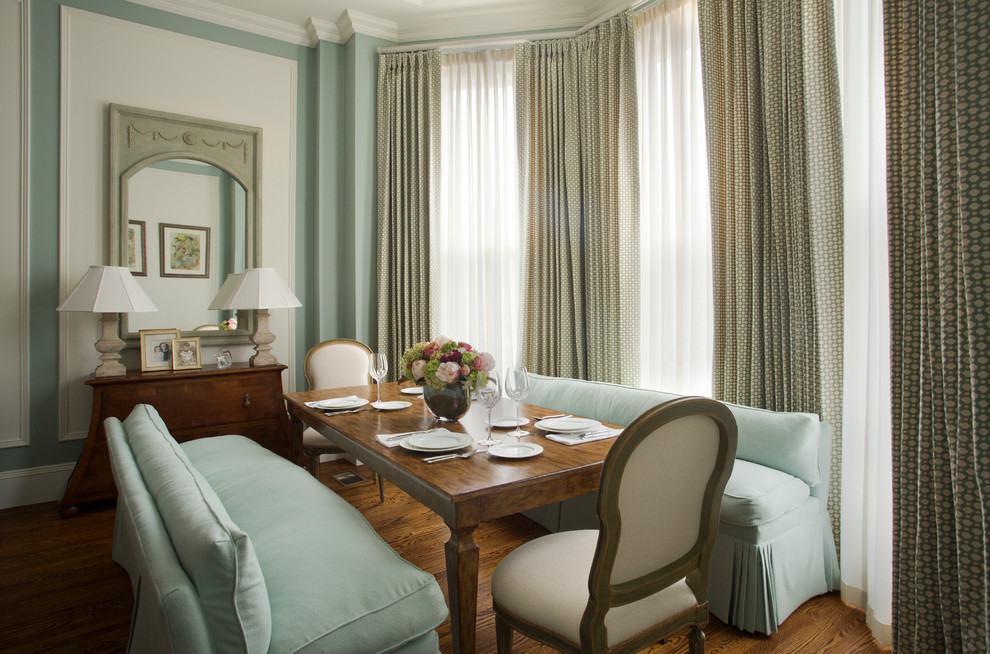 Imagen de comedor clásico con paredes azules y suelo de madera en tonos medios