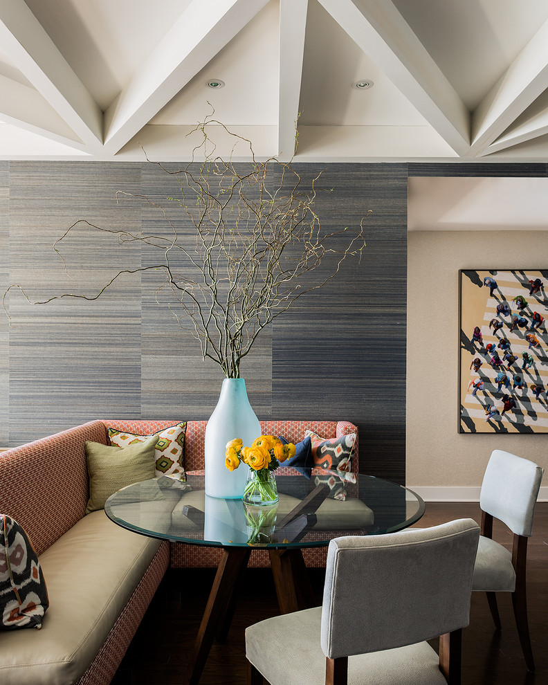 Offenes, Mittelgroßes Modernes Esszimmer ohne Kamin mit blauer Wandfarbe und dunklem Holzboden in Boston