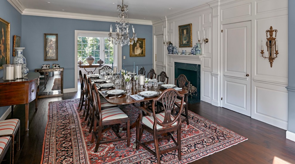 Idéer för en stor klassisk separat matplats, med blå väggar, mörkt trägolv, en standard öppen spis och en spiselkrans i trä