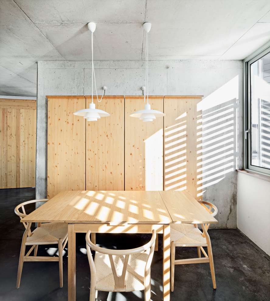 Inspiration för ett mellanstort minimalistiskt kök med matplats, med betonggolv och grå väggar