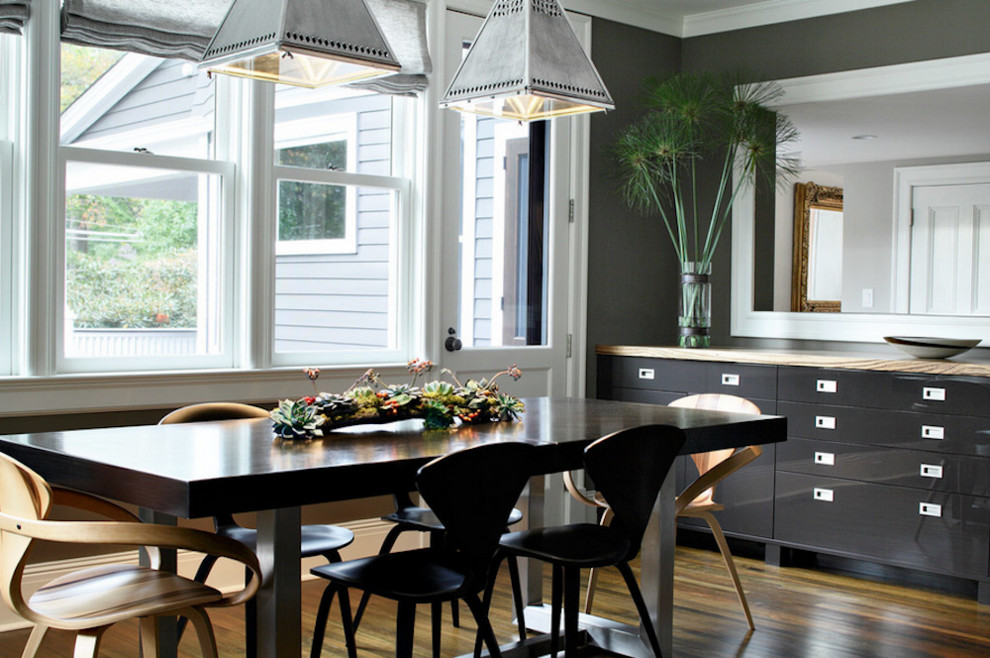 Idée de décoration pour une salle à manger ouverte sur la cuisine tradition de taille moyenne avec un mur gris et un sol en bois brun.