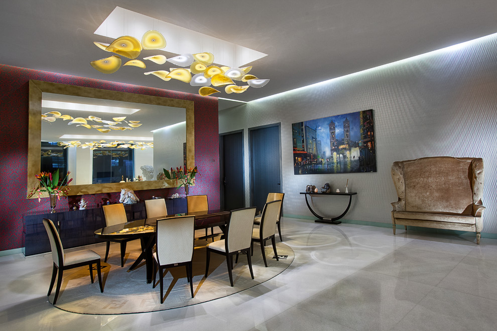 Immagine di una sala da pranzo aperta verso il soggiorno boho chic con pareti multicolore, nessun camino e pavimento bianco