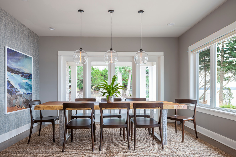 Стильный дизайн: большая кухня-столовая в стиле неоклассика (современная классика) с серыми стенами и ковровым покрытием - последний тренд