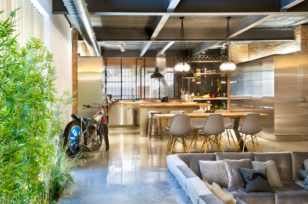 Inspiration for an industrial dining room remodel in Madrid