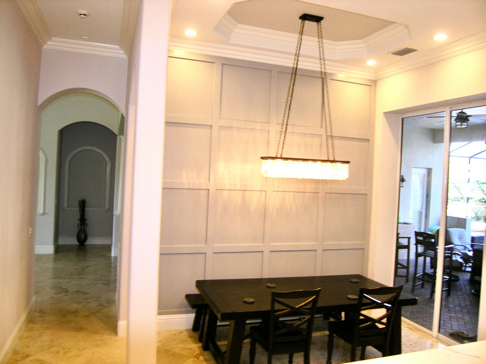 Esempio di una sala da pranzo aperta verso la cucina country di medie dimensioni con pareti grigie, pavimento in travertino, pavimento beige, soffitto ribassato e pannellatura