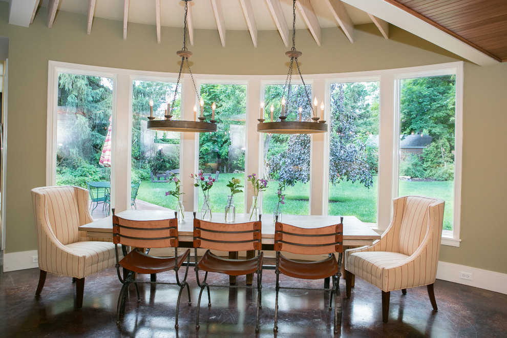 Идея дизайна: большая кухня-столовая в стиле неоклассика (современная классика) с зелеными стенами и бетонным полом
