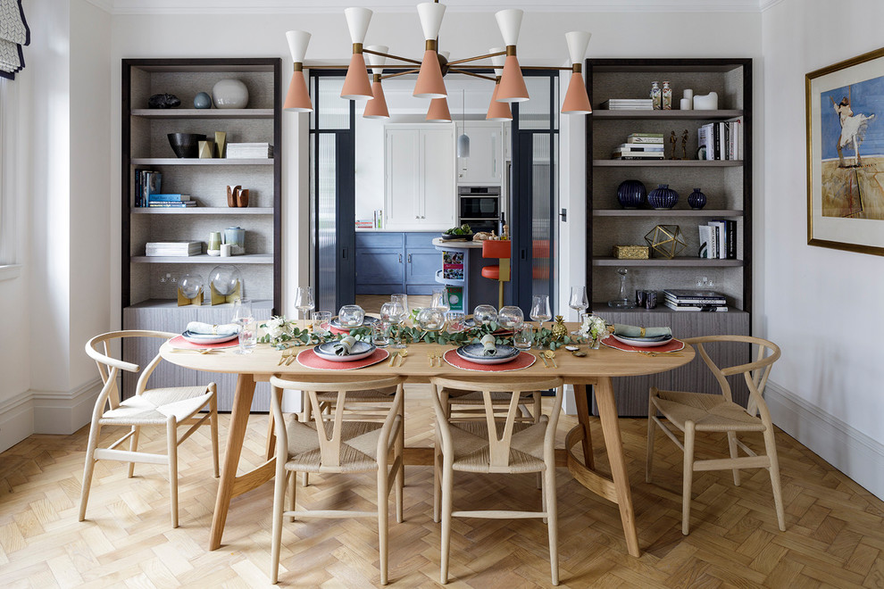 Foto di una grande sala da pranzo contemporanea chiusa con pareti bianche, pavimento beige, nessun camino e pavimento in legno massello medio