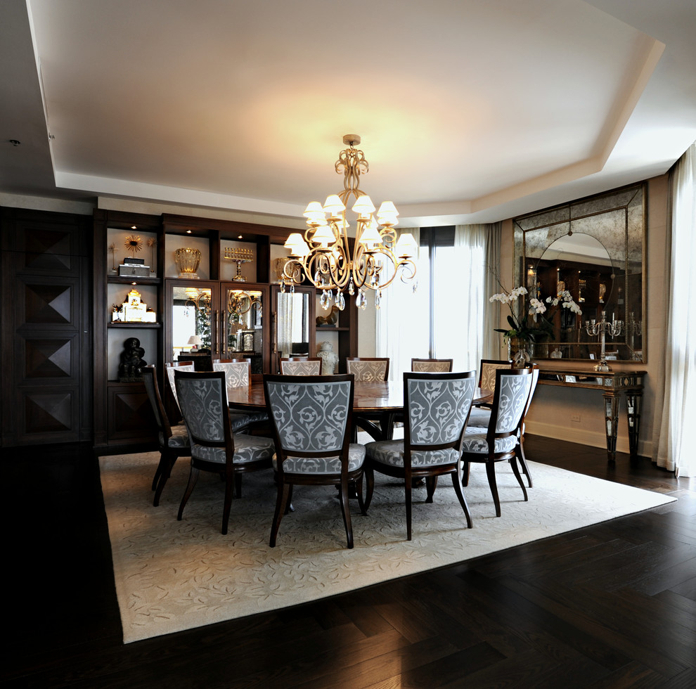 Идея дизайна: большая гостиная-столовая в классическом стиле с белыми стенами, темным паркетным полом и коричневым полом без камина